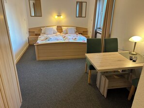 Comfort-Dreibettzimmer, Blick auf den Innenhof | Wohnbereich