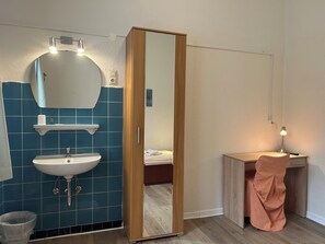 Chambre Simple Classique | Salle de bain | Douche à « effet pluie », savon, shampoing, papier toilette