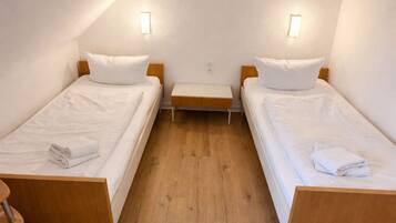 Economy kamer, 1 twee- of 2 eenpersoonsbedden, 1 slaapkamer, niet-roken | Hypoallergeen beddengoed, een bureau, geluiddichte muren, wifi