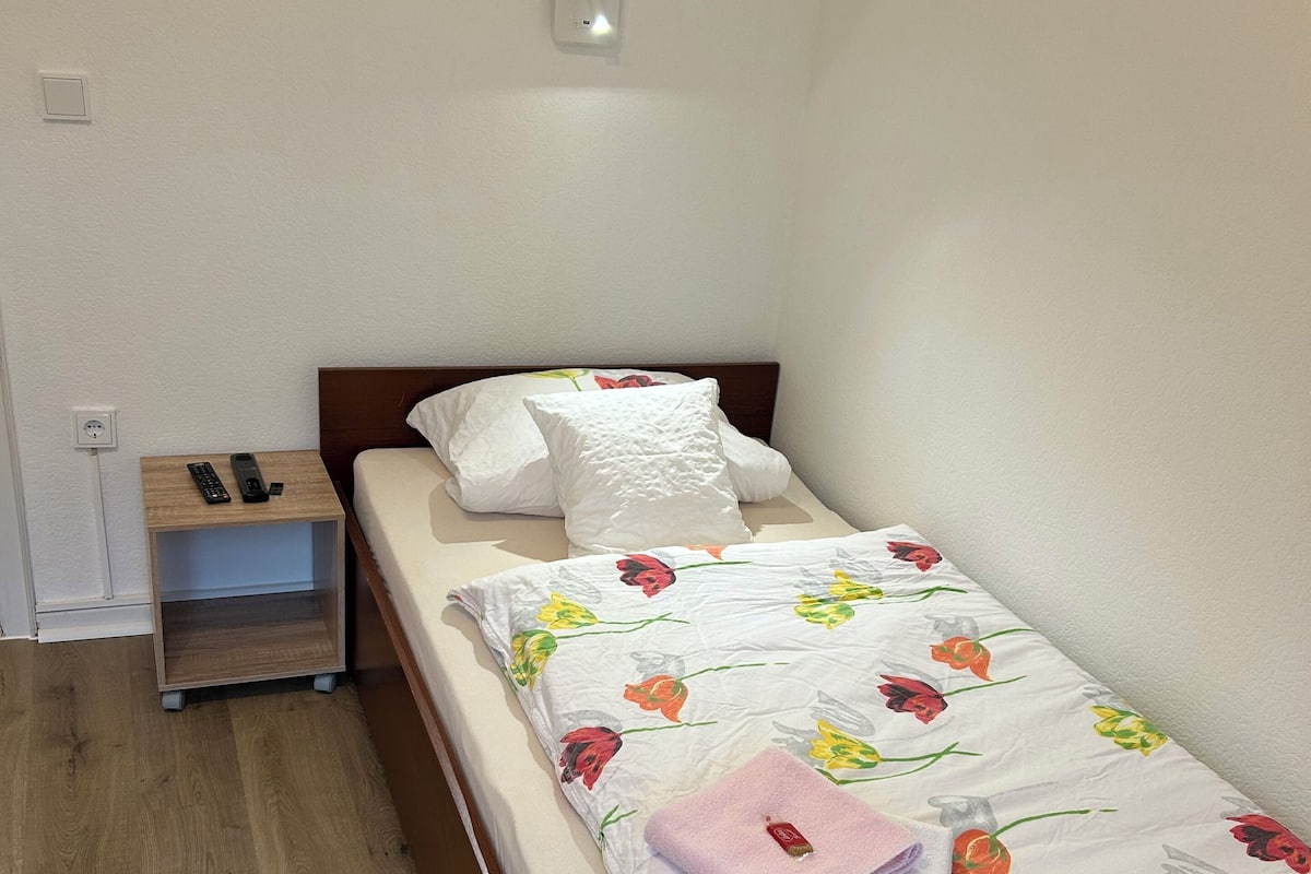 Basic Single Room | Desk, soundproofing, free WiFi, bed sheets