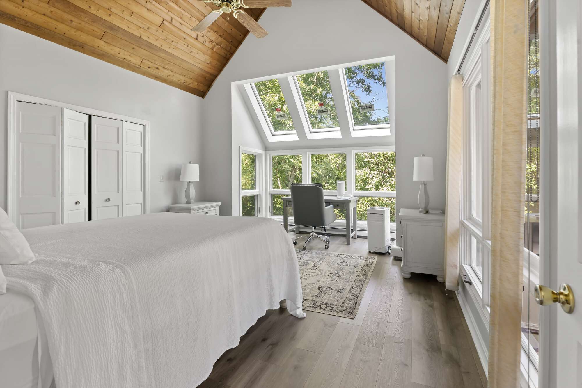2 bedrooms, desk, iron/ironing board, WiFi