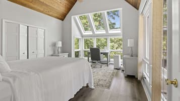 2 bedrooms, desk, iron/ironing board, WiFi