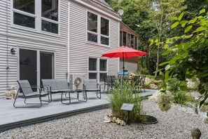 Outdoor dining - Newly Renovated Open Space Home with Beach Access (Plymouth)