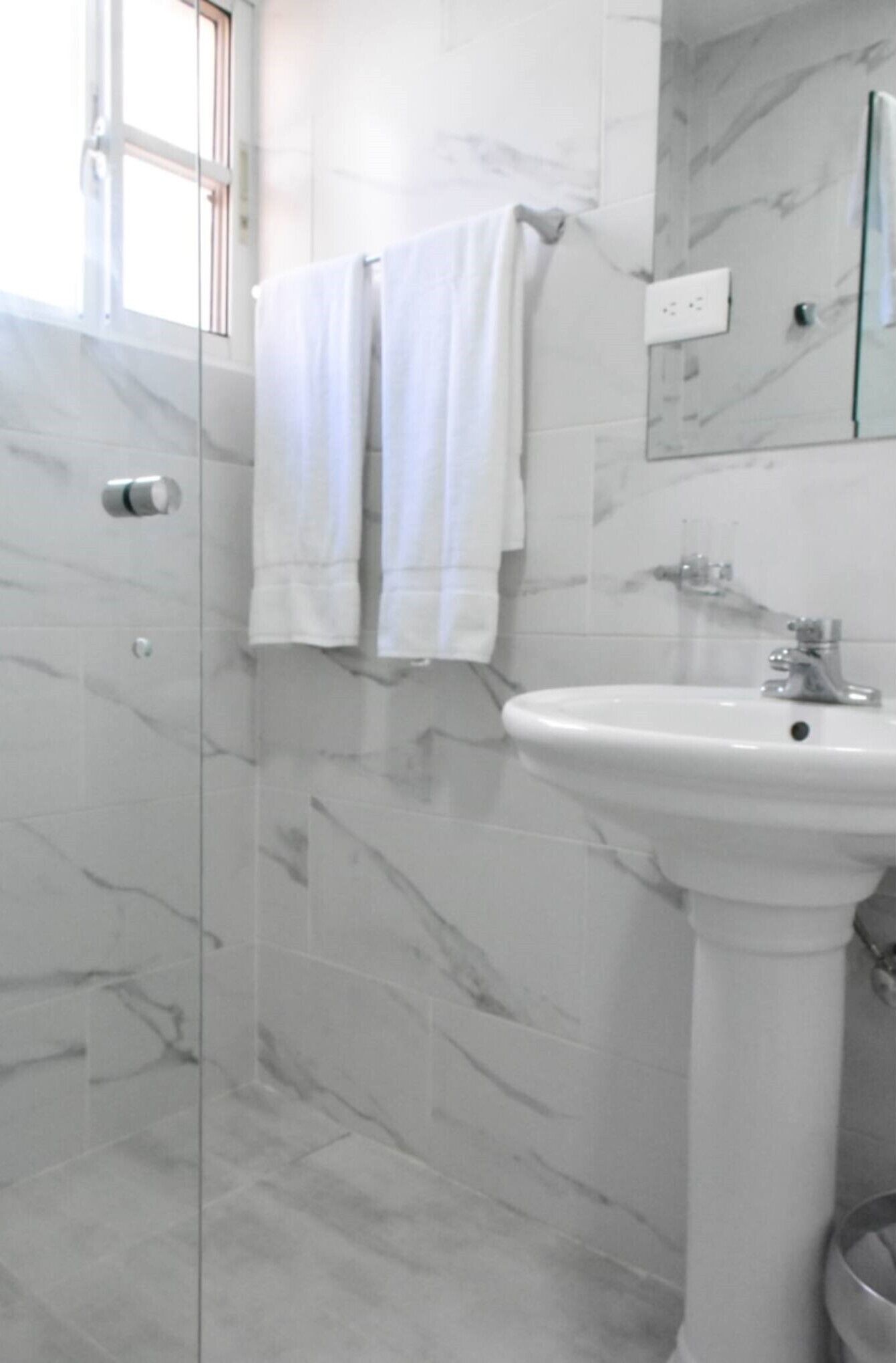 Douche, sèche-cheveux, serviettes fournies, savon