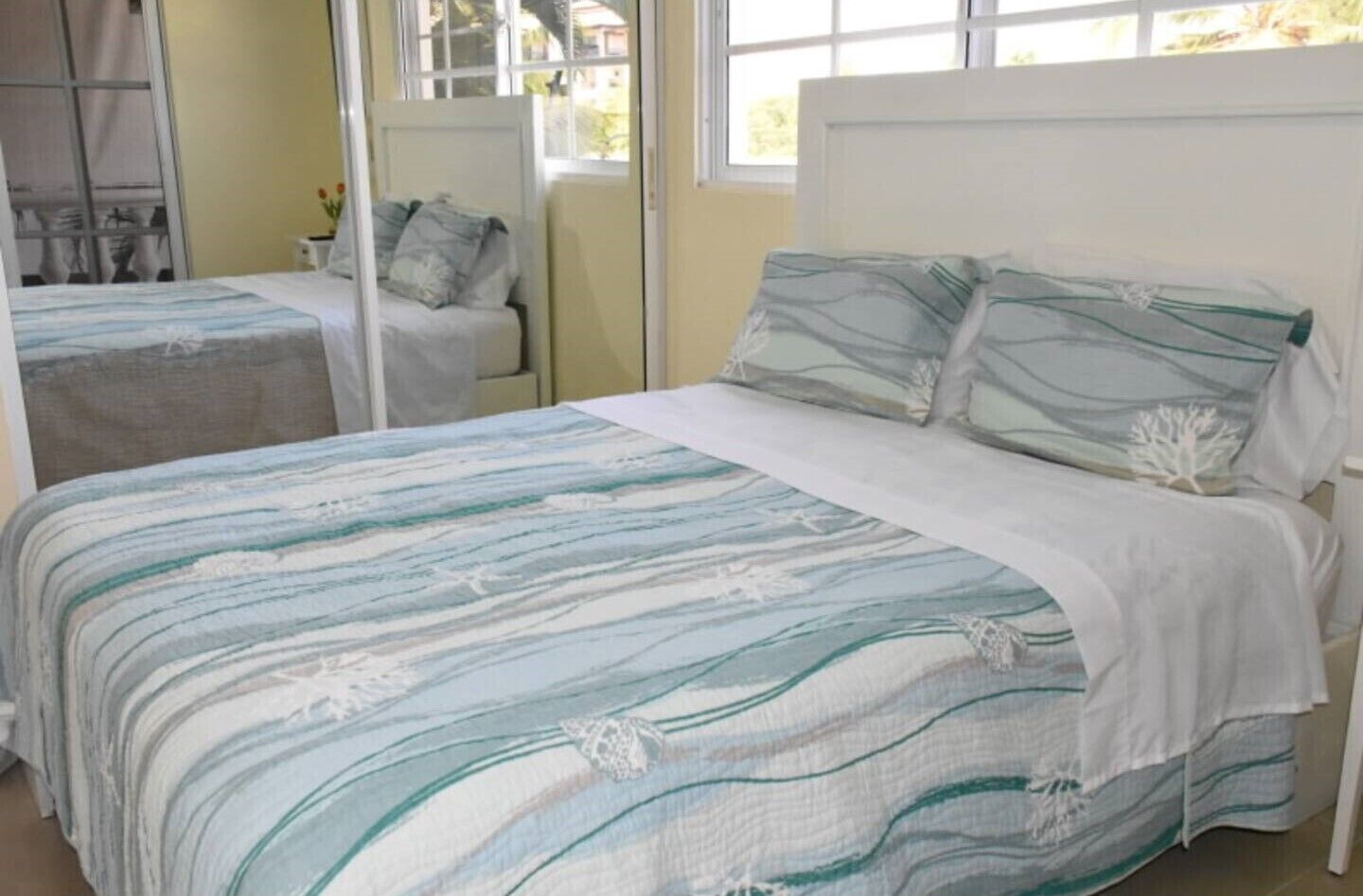 2 dormitorios, caja fuerte, escritorio y tabla de planchar con plancha