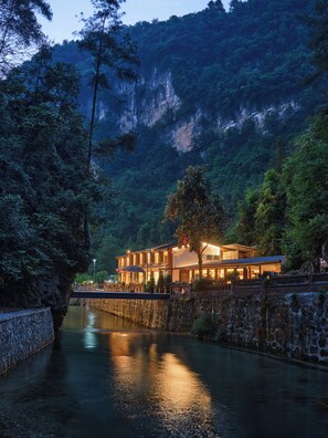 المنشأة من الخارج