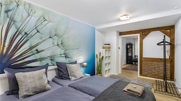 Tabla de planchar con plancha, wifi, ropa de cama