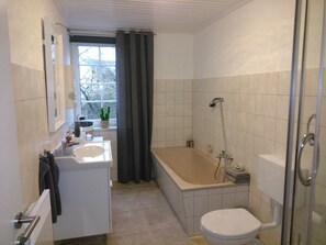 Suihku, hiustenkuivaaja, pyyhkeet