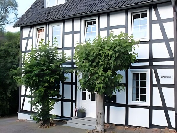 Exterior detail - Apartment 'Küsterland' with Shared Garden and Wi-Fi (Olsberg-Assinghausen)