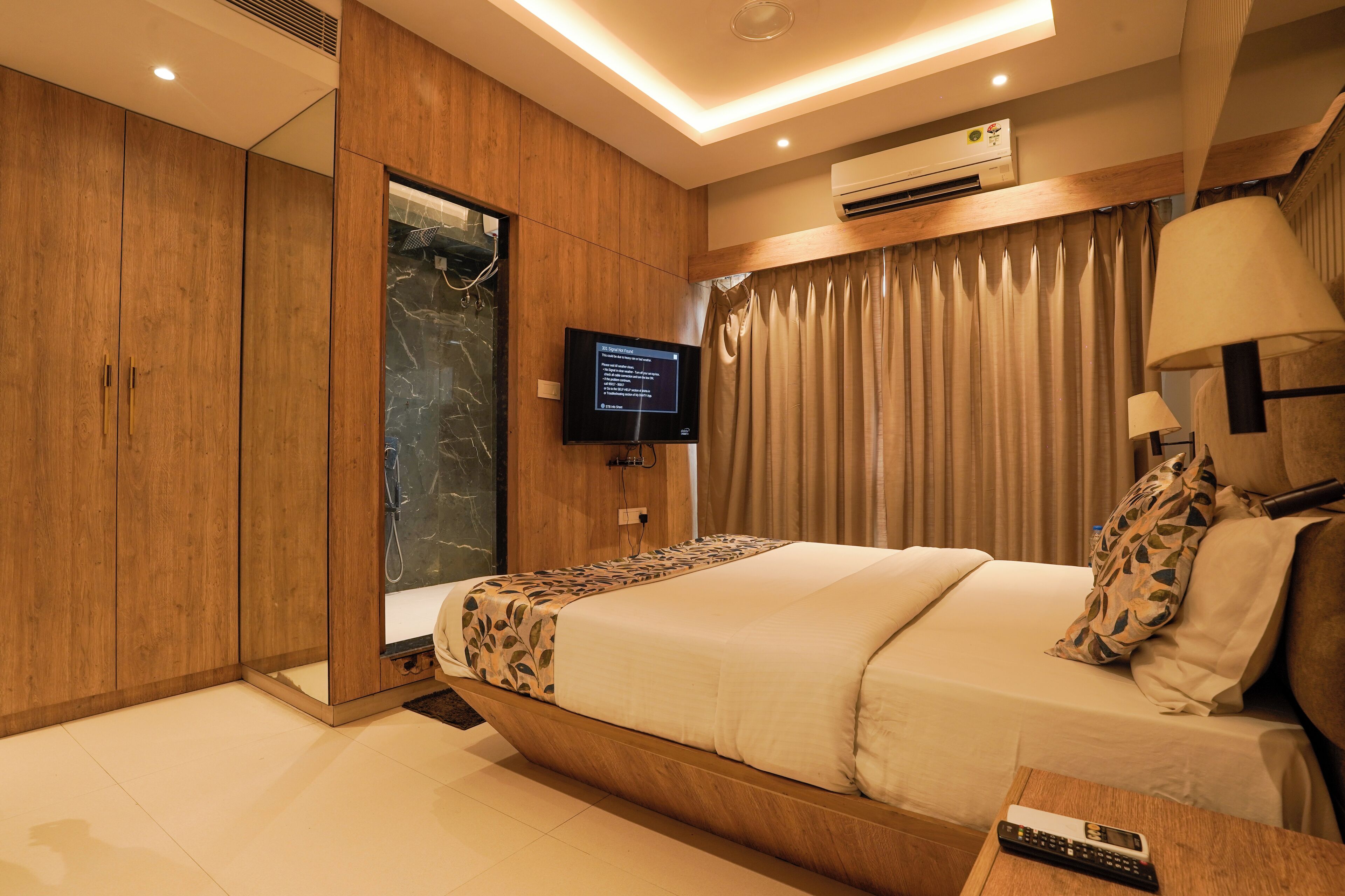 Executive Room, City View | Iron/ironing board