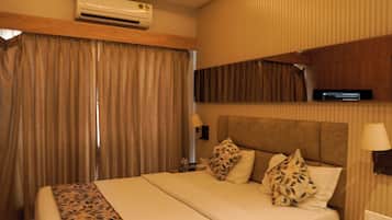 Habitación Deluxe, vistas a la ciudad | Tabla de planchar con plancha