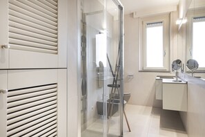 Shower, bidet - Easylife - Milano - Cassala 61 - Navigli (Milano)