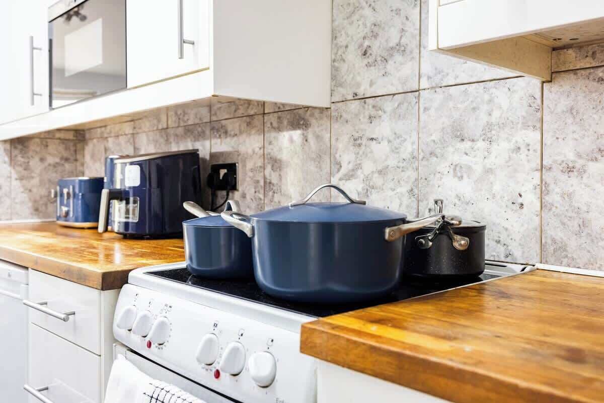 Fridge, oven, stovetop, dishwasher