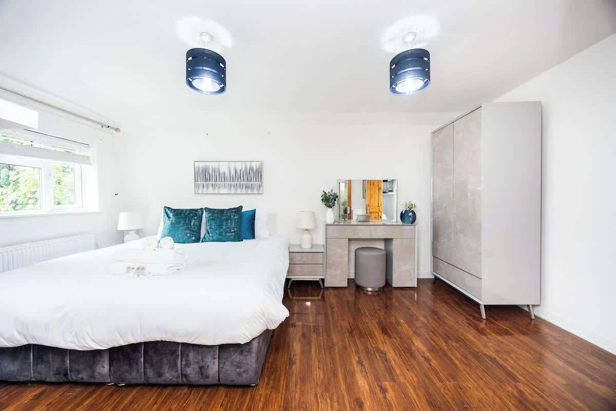 Iron/ironing board, travel crib, WiFi, bed sheets