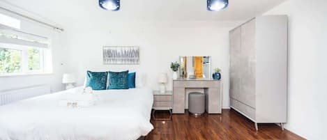 Een strijkplank/strijkijzer, reisbedje, wifi, beddengoed