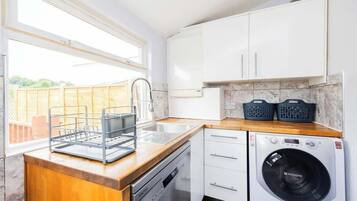 Fridge, oven, stovetop, dishwasher