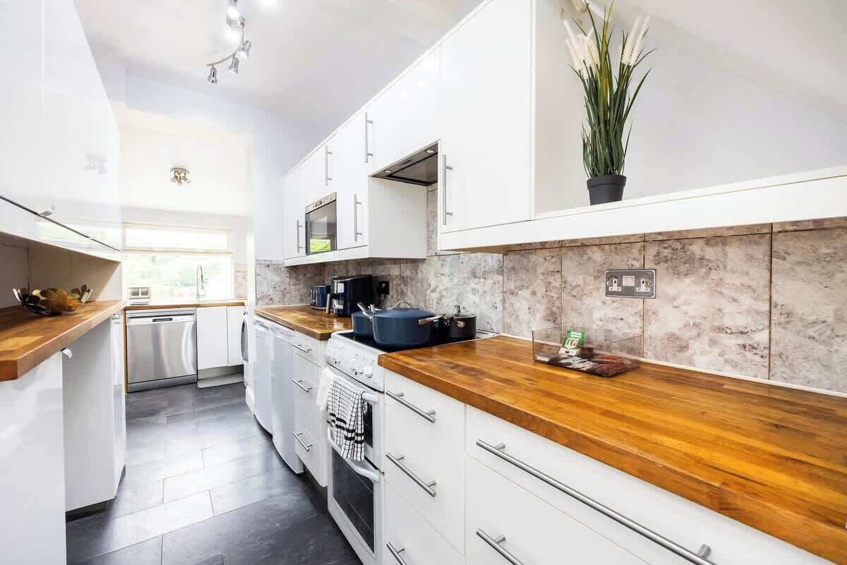 Fridge, oven, stovetop, dishwasher