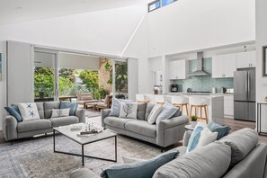 تلفزيون، مدفأة، تنس طاولة، كُتُب