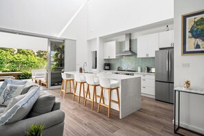 ثلاجة، ميكروويف، فرن، موقد طهي مسطح