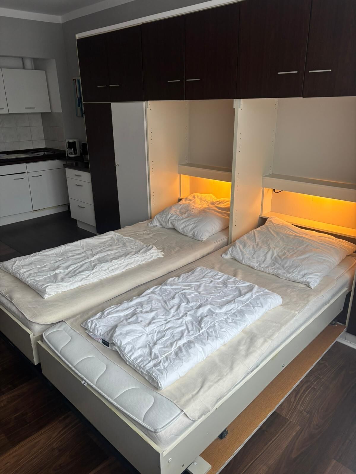 Un lit double avec une tête de lit et un pied de lit, une table de chevet et une petite lampe de chevet.