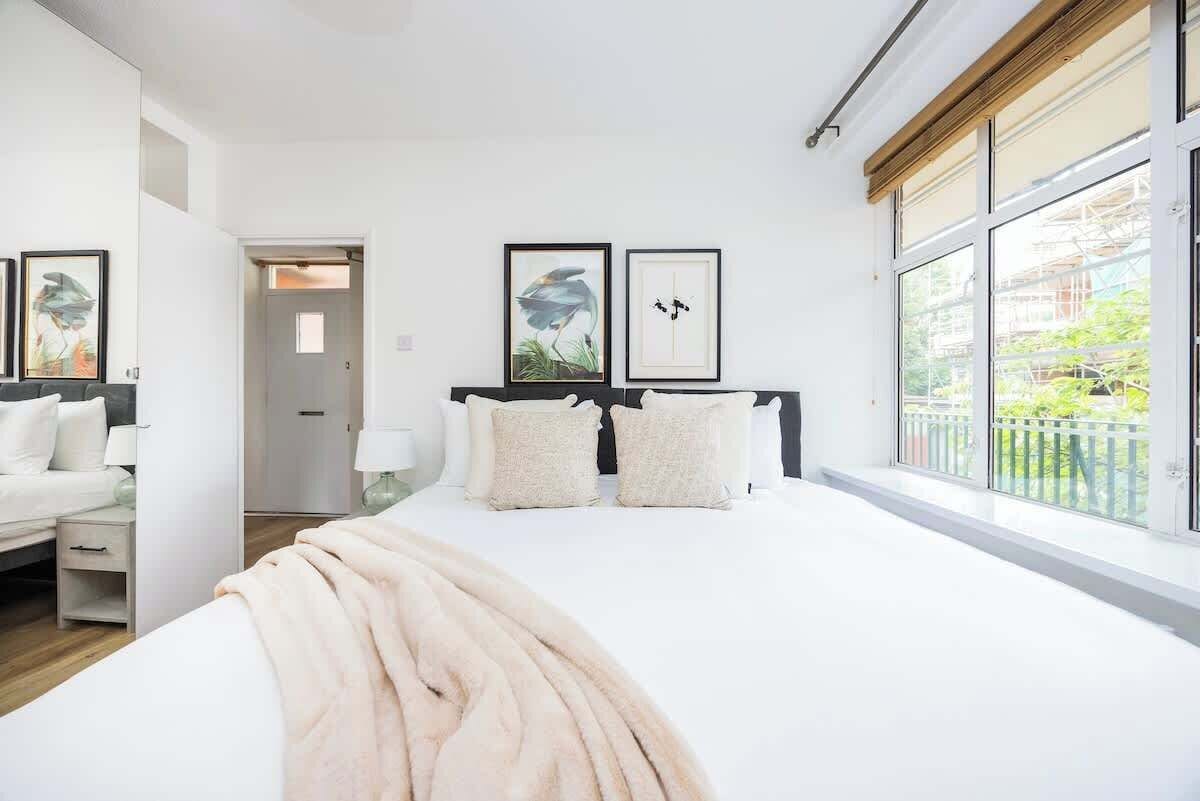 Iron/ironing board, travel cot, WiFi, bed sheets