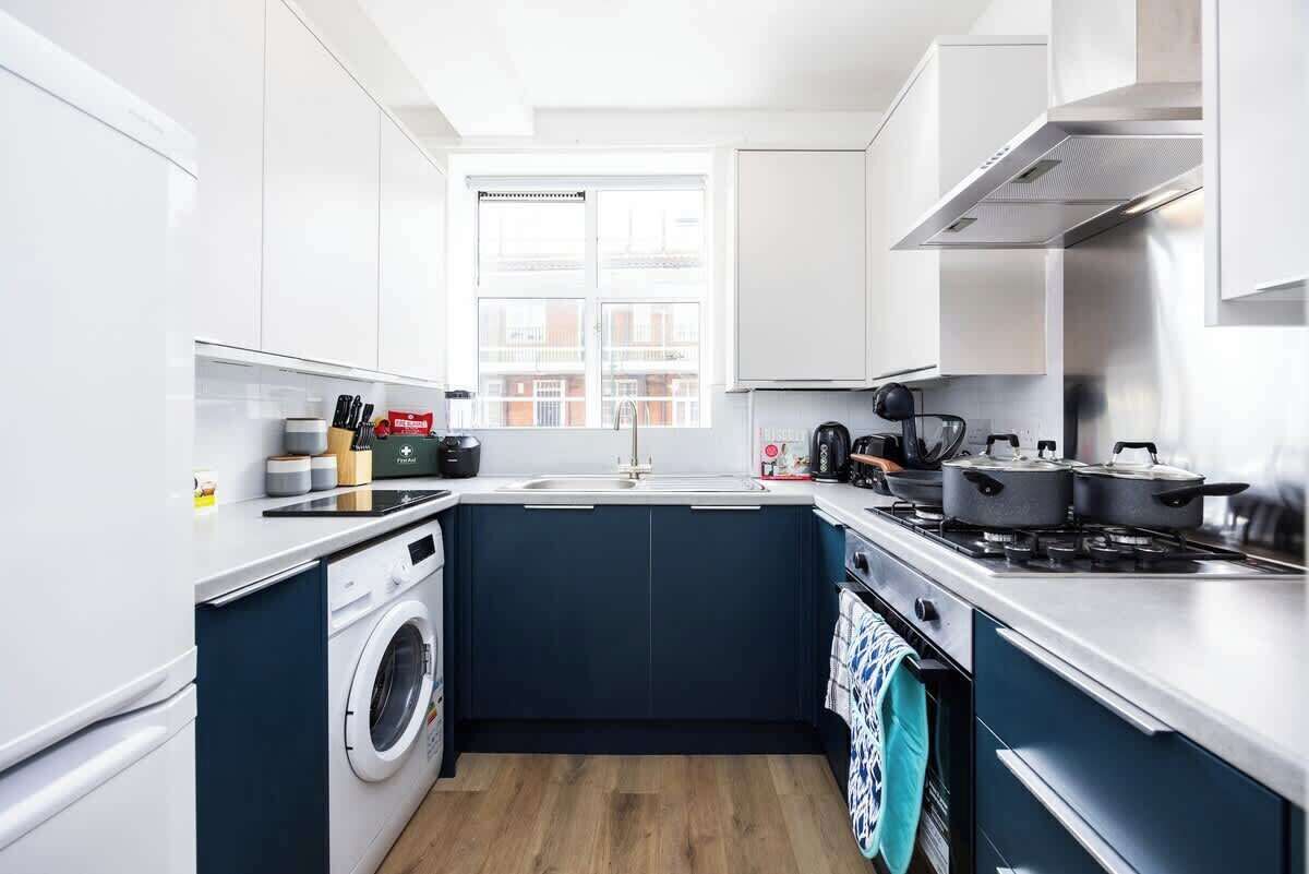 Fridge, oven, stovetop, coffee/tea maker