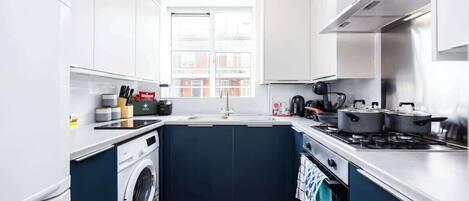 Frigorifero, forno, piano cottura, macchina per tè/caffè