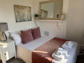 Bügeleisen/Bügelbrett, Reisekinderbett, WLAN, Bettwäsche