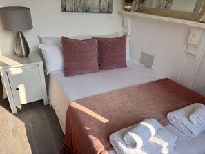 مكواة/لوح كي وسرير سفر وواي فاي وملاءات أسرّة