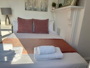 Iron/ironing board, travel cot, WiFi, bed sheets - Ground Floor | Weekly Offers | Central Location | (Kent)