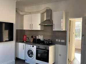 ثلاجة، ميكروويف، فرن، موقد طهي مسطح