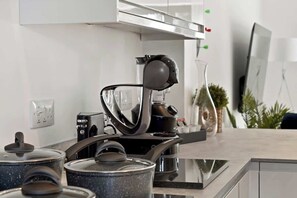 ثلاجة، ميكروويف، فرن، موقد طهي مسطح