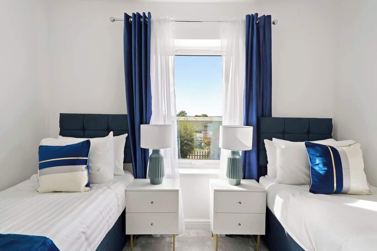 Iron/ironing board, travel crib, WiFi, bed sheets