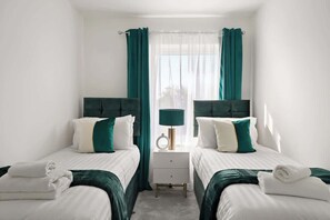 مكواة/لوح كي وسرير سفر وواي فاي وملاءات أسرّة