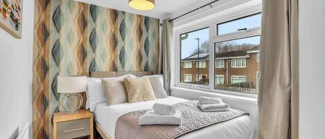 Escritorio, tabla de planchar con plancha, cuna de viaje y wifi