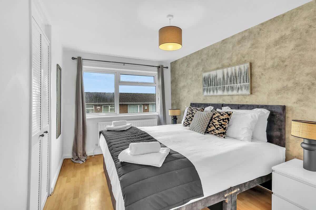 Skrivebord, strykejern/-brett, reiseseng for barn og wi-fi