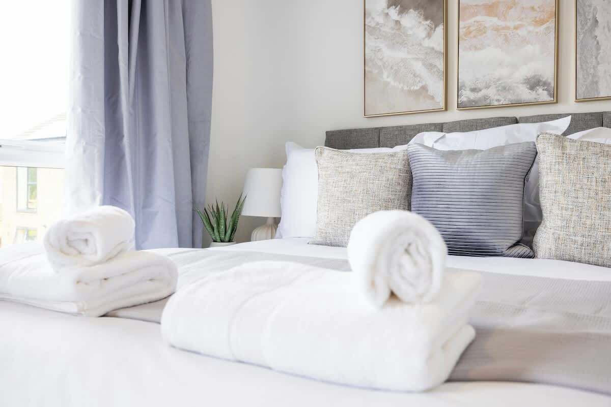 Bureau, fer et planche à repasser, lit parapluie, Wi-Fi