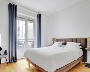 Iron/ironing board, WiFi, bed sheets - Magnificent Apartment Champs Ellysee (Paris)