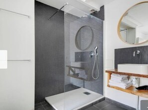 Hair dryer, towels, soap, toilet paper - Magnificent Apartment Champs Ellysee (Paris)