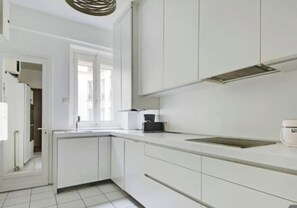 Private kitchen - Magnificent Apartment Champs Ellysee (Paris)