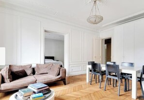 Interior - Magnificent Apartment Champs Ellysee (Paris)