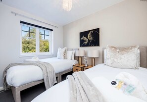 مكواة/لوح كي وسرير سفر وملاءات أسرّة