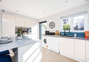 ثلاجة، ميكروويف، فرن، موقد طهي مسطح