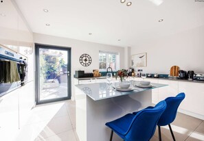 ثلاجة، ميكروويف، فرن، موقد طهي مسطح