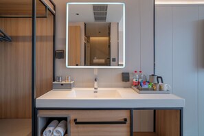 Shower, free toiletries, towels, soap - Mountain View Guesthouse (Zhangjiajie)