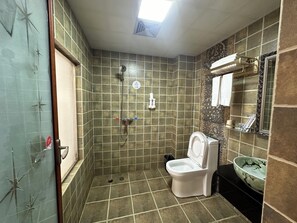 Un baño con ducha, inodoro y lavabo.