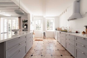 Micro-ondes, four, plaque de cuisson, lave-vaisselle