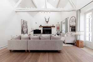 Télévision, cheminée