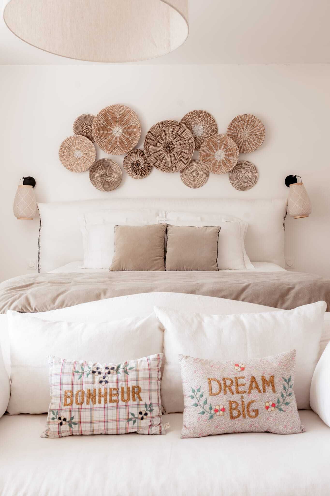 Een strijkplank/strijkijzer, internet, beddengoed