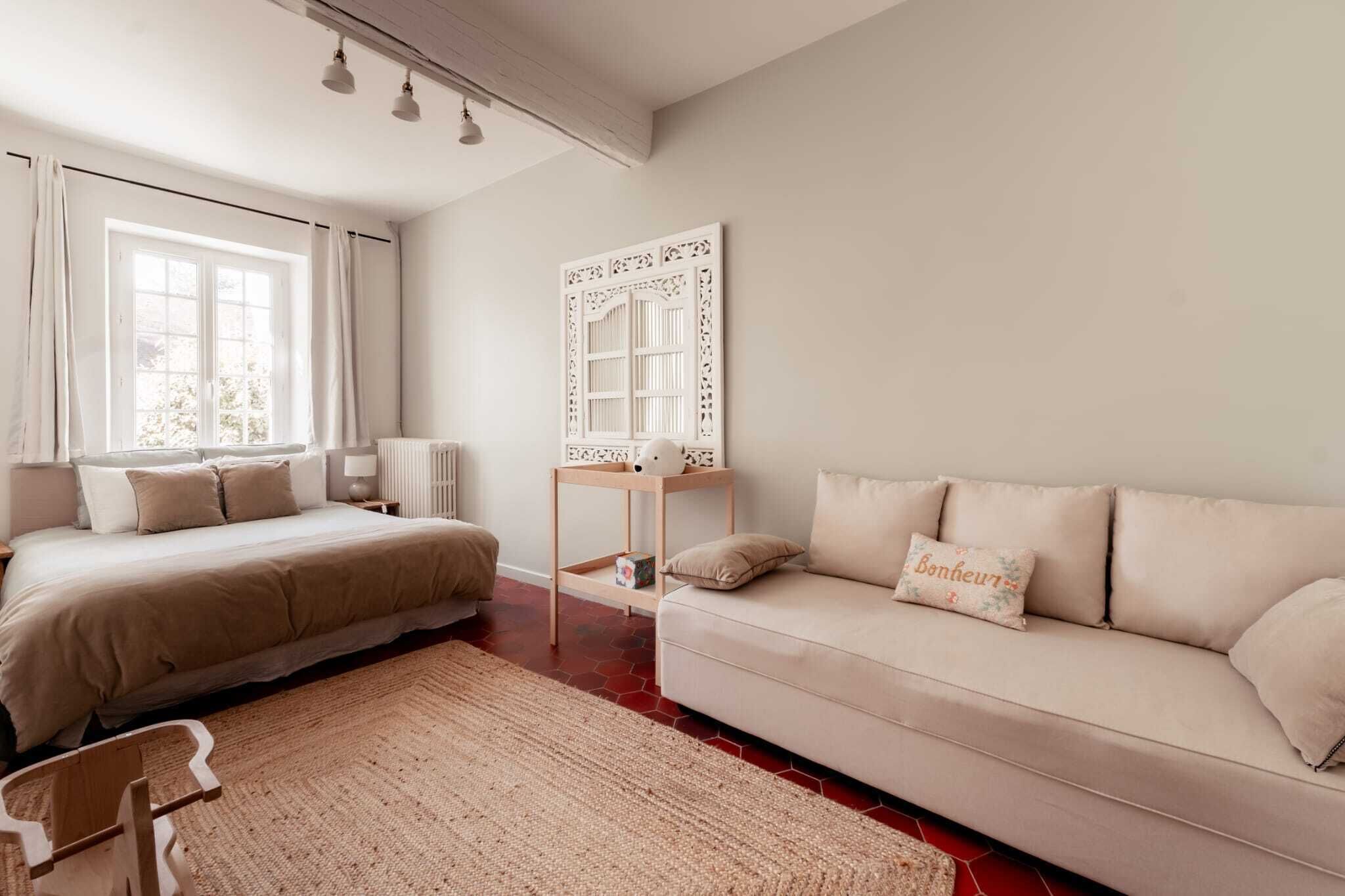 Een strijkplank/strijkijzer, internet, beddengoed